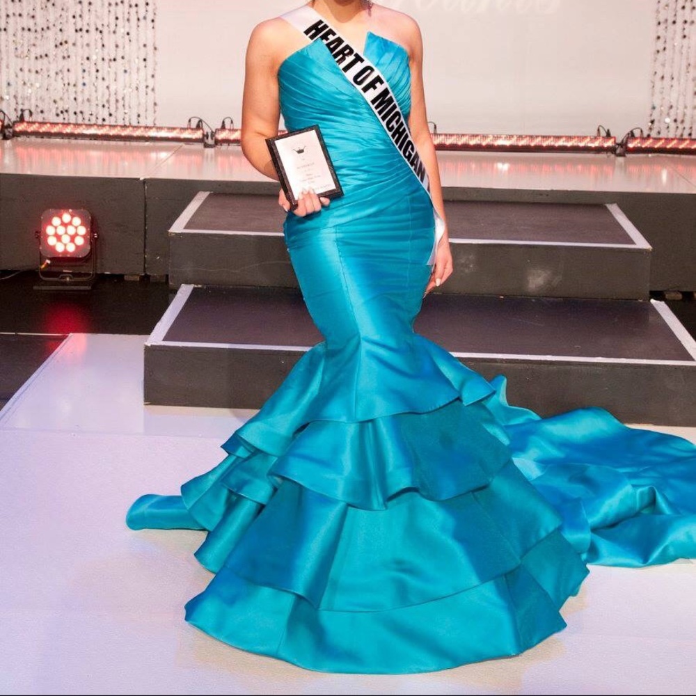 Fernando Wong pageant gown - size 6.